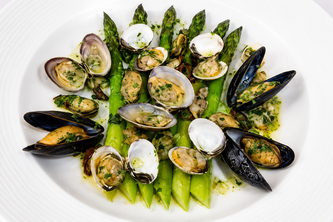 Asperges vertes et marinière de coquillages